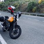 Ruta en moto por la Sierra de Gredos desde Madrid Moto Guzzi V7 II amarilla