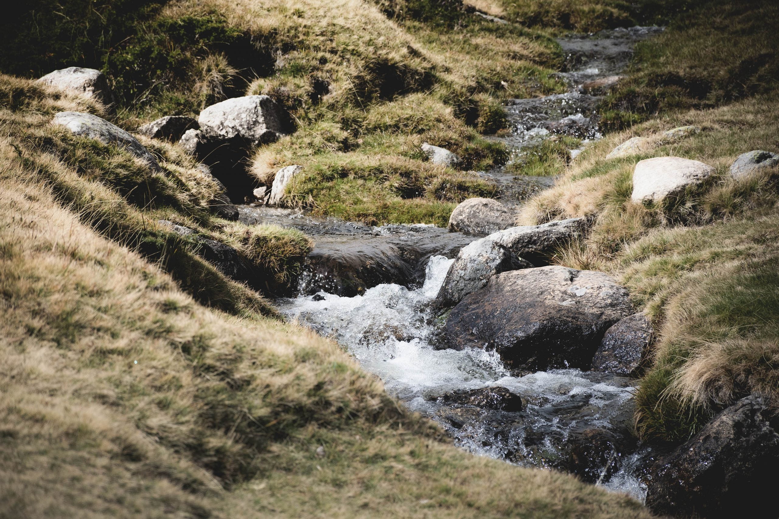 Ruta a la Laguna Grande de Peñalara (actualizado COVID-19) Riachuelo en el Circo Glaciar de Peñalara