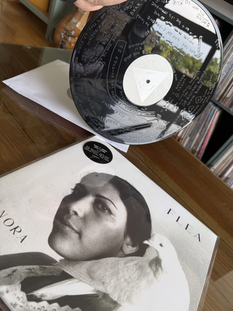 "Honora", el álbum de debut de Flea (2026)